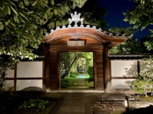 The entrance to Entoku-in at night