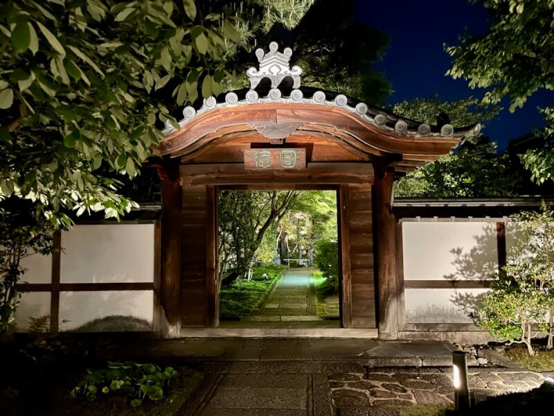 The entrance to Entoku-in at night