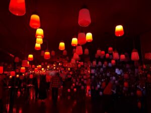 御船山樂園酒店內的 teamLab 裝置作品《Forest and Spiral of Resonating Lamps: One Stroke》